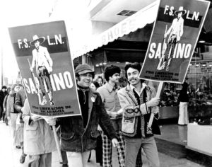 A group of persons walk and carry signs in favor of Nicaragua liberation.