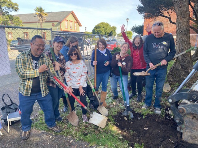 Dr. Paul Michael Atienza of HAPI and sculptor/artist John King ready their shovels.